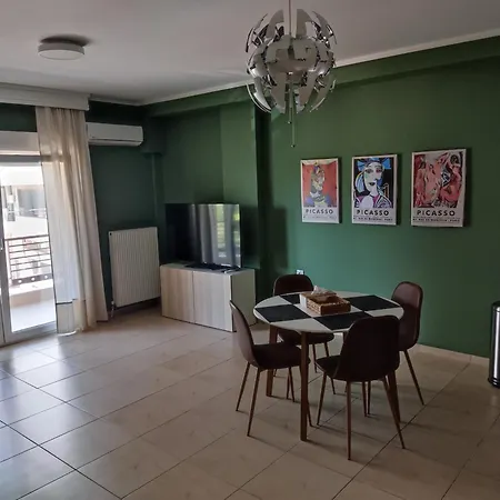 Cozy Apt! Friends & Family - Private Paid Parking *