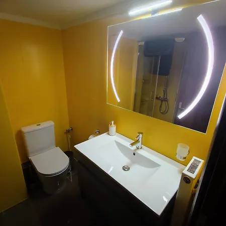 Cozy Apt! Friends & Family - Private Paid Parking Apartment