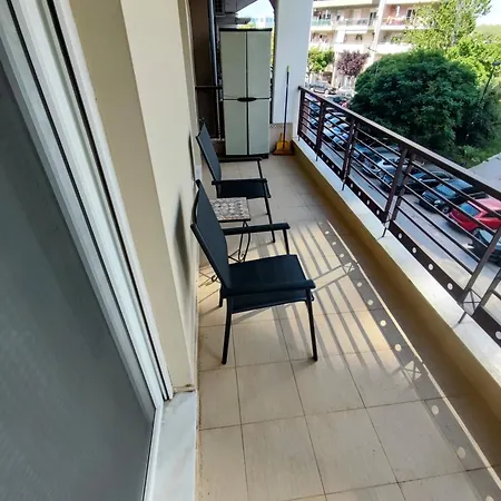 Cozy Apt! Friends & Family - Private Paid Parking Apartment